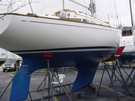 Ericson_30,_1968_blue,_showing_keel_and_rudder.jpg